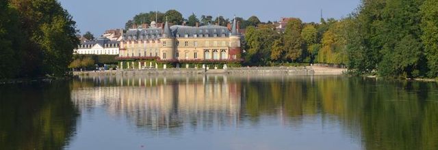 Le château de Rambouillet vu des canaux