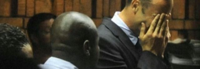 Oscar Pistorius fond en larmes au tribunal lorsqu'il apprend qu'il est accusé de meurtre