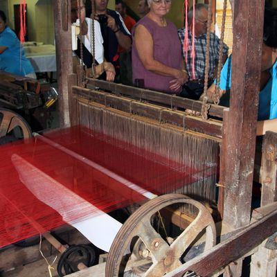 du fil au tissage puis à la broderie