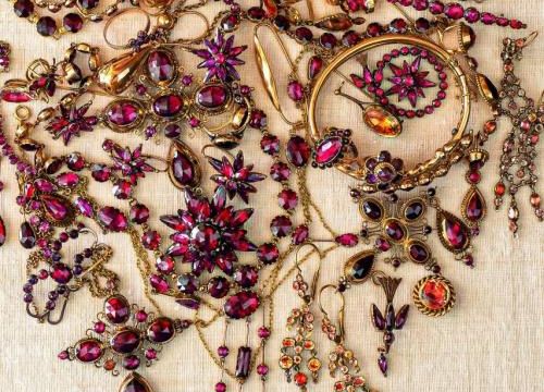 Sortie à Grasse : Le bijou en Grenat de Perpignan