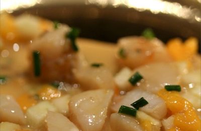 Saint-jacques, dés de fruits et sauce émulsionnée au gingembre