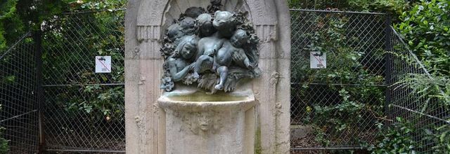 Montmartre : La fontaine des Innocents de Emile Derré - Square Louise Michel