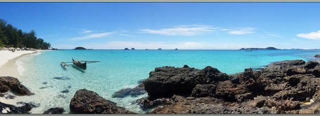 Panorama vu des rochers de la plage nord de Nosy Tsarabanjina - De droite à gauche : tout au fond Grande Mitsio, puis Nosy Tolholo, enfin les Rochers des Quatre Frères - Madagascar