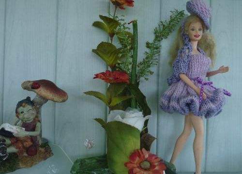 Barbie dans sa robe au tricot " Glycine"