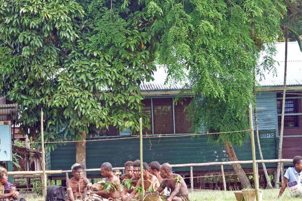 15/11/23 après-midi : débarquement à Dobu Island - Les images sont celles de mon "assistante", car de mon côté je vais aller plonger - Papouasie Nouvelle-Guinée