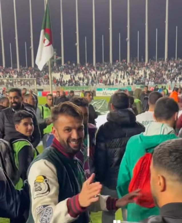 Naidji félicite les joueurs après MCA USMA 1-0