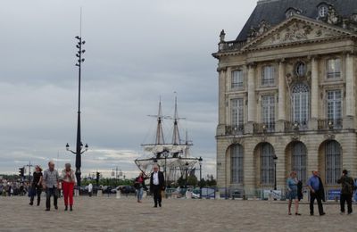 L'Hermione amarrée au quai Richelieu à Bordeaux, de jour...