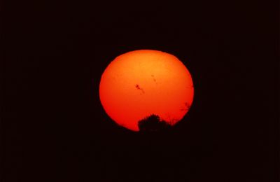 Une tache solaire géante dans le couchant