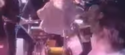 vous avez dit ELVIS -titre en rapport -autour de lui