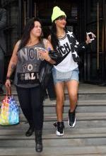 [Photos] Rihanna quitte son hôtel à Londres