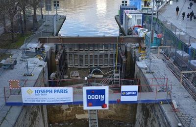 Canal Saint Martin : L'écluse de la place de la Bataille de Stalingrad Paris 19ème