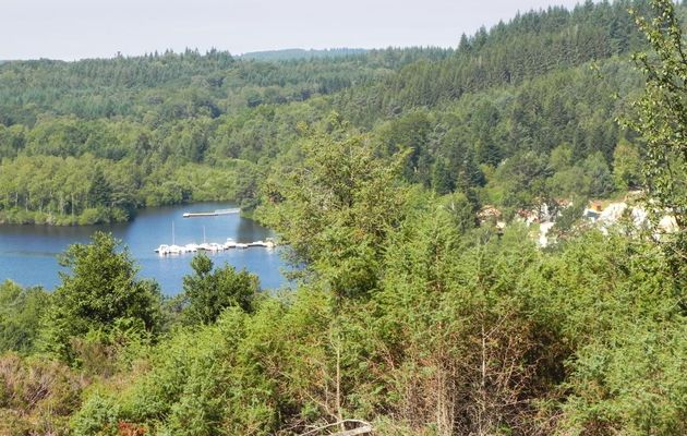 une vue sur le lac de Vassivière