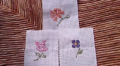 3 fleurs stylisées