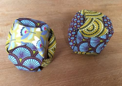 aujourd'hui la première boule de Noël en cartonnage.