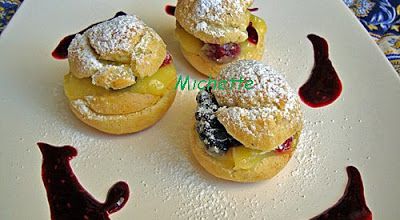 Choux garnis à la crème au citron, framboises et mûres, coulis de fruits rouges