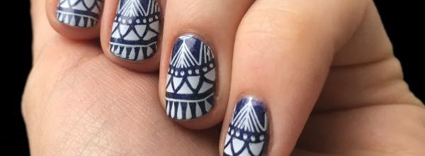 Manucure bleue et blanche