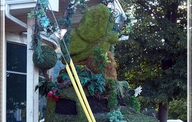 Le vrai village de Mont-Tremblant (paraissant sous le nom de Saint-Jovite) : l'art de camoufler une épave dans son jardin - Laurentides - Québec - Canada