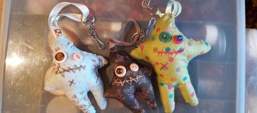 Trois petits porte-clefs monstrueux