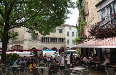 EB - Déjeuner un dimanche à Saint-Antonin Noble Val...