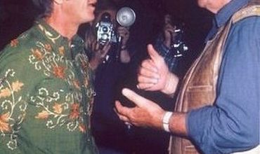  Steve et John sont dans une soirée