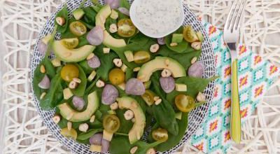 Salade d’épinards, avocat et noisettes