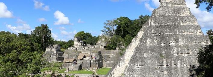 La Grande Place : Temple du Grand Jaguar et Temple des Mascarons, Tikal