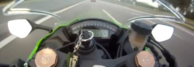 Regardez cette moto rouler à 300 km/h sur l'autoroute