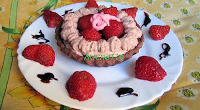 Tartelette pâte sucrée au chocolat, gelée de fraises, chantilly au chocolat