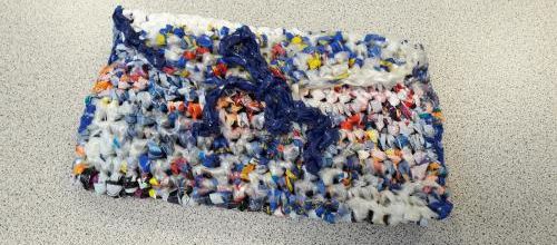 Une pochette crochetée en plastique