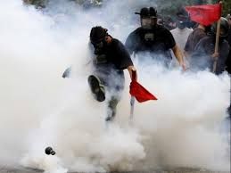 LA POLICE UTILISE DES PRODUITS CHIMIQUES ILLÉGAUX ET DANGEREUX POUR DISPERSER LES MANIFESTANTS