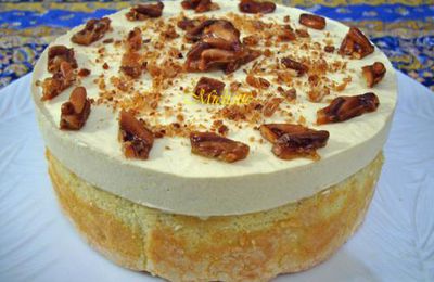 Gâteau biscuit cuillère, mousses à la pêche et liqueur de sapin, compote de pêche, nougatine aux pignons