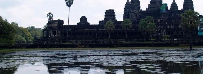 Angkor Wat, les douves et la face ouest vues de l'entrée principale