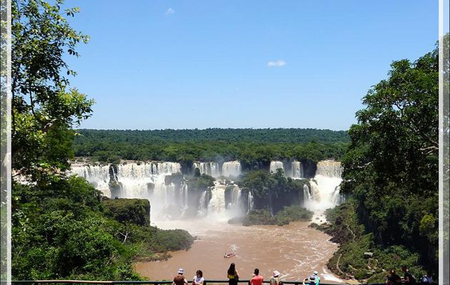 Fugitivement nous apercevons les chutes (nous découvrirons plus tard que ceci n'en est qu'une infime partie !) - Foz do Iguaçu - Brésil
