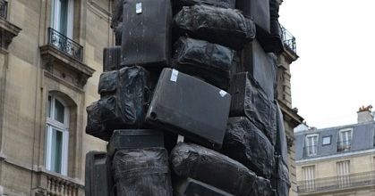 "Consigne à vie" de ARMAN-Cour de Rome, Gare Saint Lazare