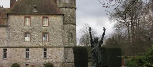 ...même avec deux flambeaux, le monde n'est pas plus éclairé...