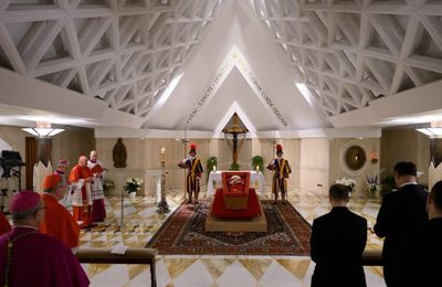 À la Une de Vatican News - Rétro sur le Pape François et les préparatifs des funérailles.