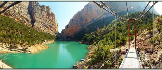 Panorama sur le Congost de Mont Rebei et l'Embalse de Canelles vu de la passerelle "des escaleras" - Aragon/Catalogne - Espagne
