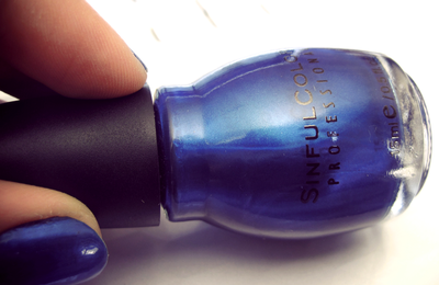 Midnight blue ou le vernis abyssal par excellence.