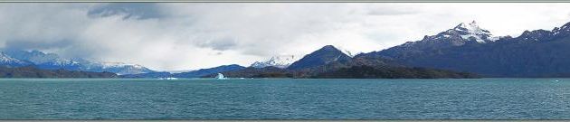 Approche du Glacier Upsala avec une eau parfois bleu lagon et rencontres de plus en plus fréquentes avec des icebergs bleu très profond - Lago Argentino - Patagonie - Argentine