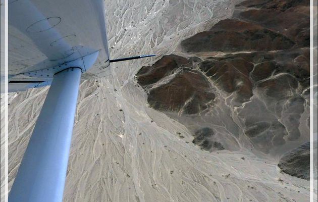 Le pilote nous désigne, grâce à l'aile de son avion, "l'Astronaute" - Nazca - Pérou