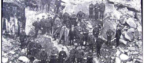 Ans- Loncin - groupe de rescapés entourant le commandant du fort dans la ruine de l'ouvrage