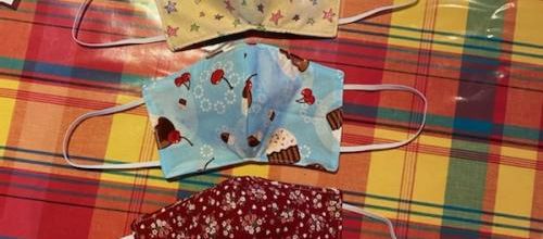 Mon amie Isa fait des masques à la maison