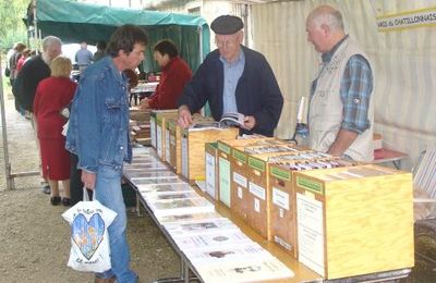 La foire aux livres et aux vieux papiers au jardin de la Mairie...