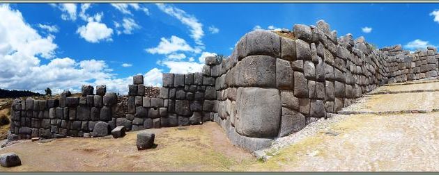 Entre deux enceintes de la forteresse Sacsayhuamán - Cuzco - Pérou