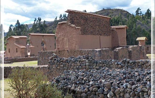 Route vers Cuzco : Murs et bases de colonnes du Temple du Dieu Wiracocha - Raqchi - Pérou
