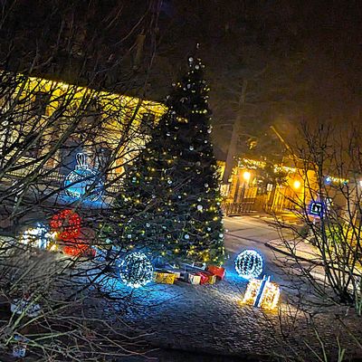 Une boule rouge s'est invitée sur la Place Ronde !