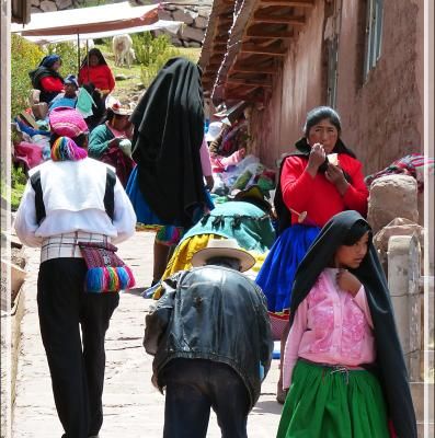 Rue commerçante de Huillanopampa - Île Taquile - Lac Titicaca - Pérou