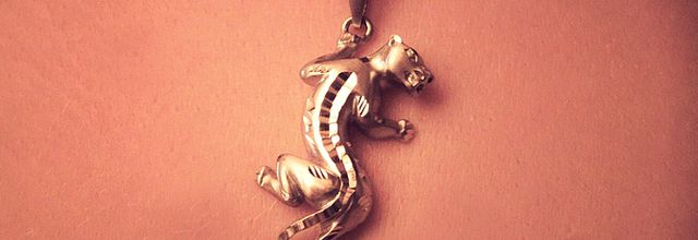Le collier qui (va) me colle(r) à la peau...