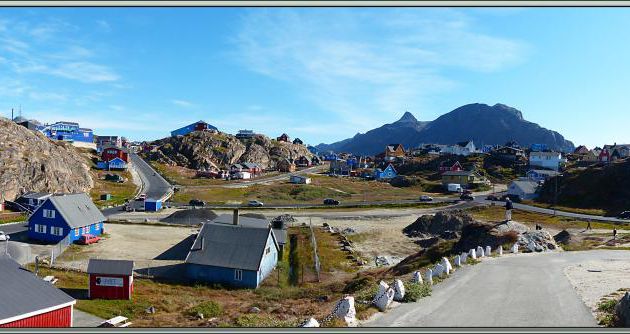 L'habitat très dispersé de Sisimiut surplombé par le mont Nasaasaaq (784 m) - Groenland