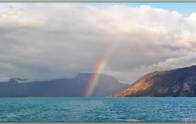 26/07/2019 - 20 heures 30 dans le Fjord de Kangerlussuaq : superbe arc-en-ciel sur des eaux couleur tropiques - Groenland